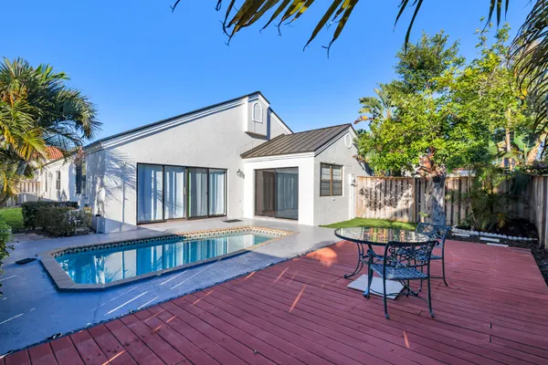 a view of a house with backyard and sitting area