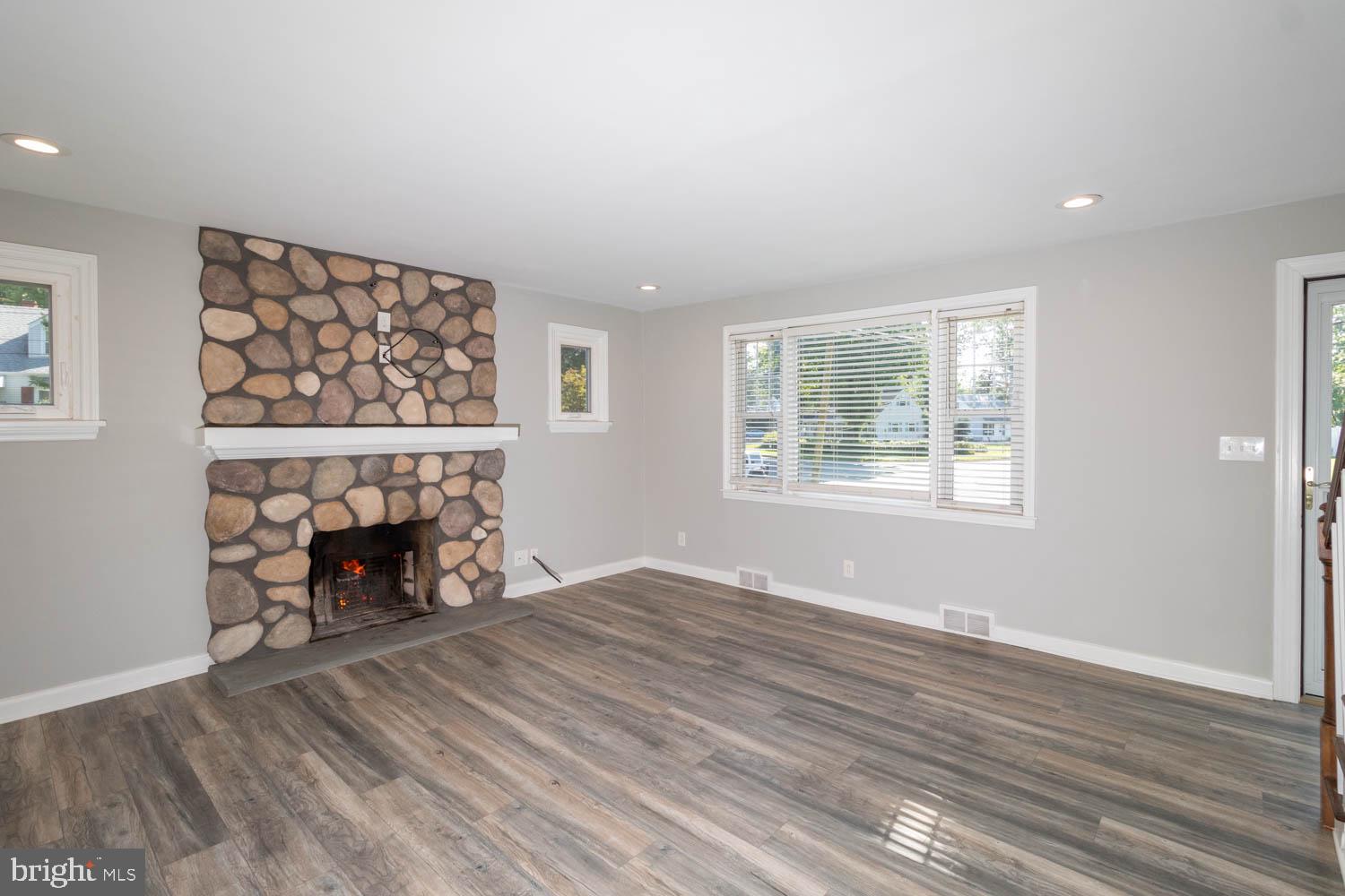 45 Rutledge Avenue Trenton, NJ 08618 - Photo 4 of 34 Bright living room