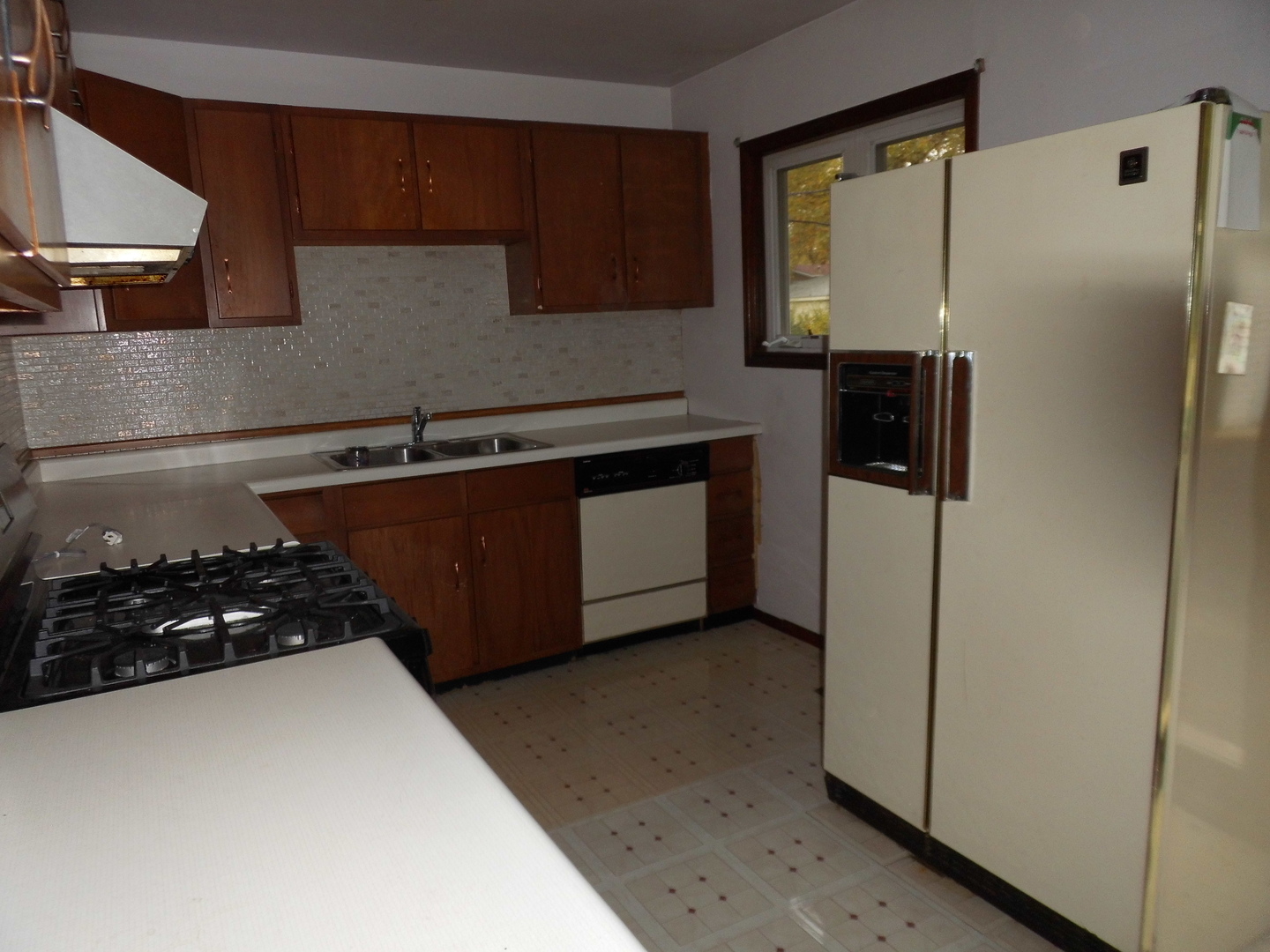 520 Redwood Road Bolingbrook, IL 60440 - Photo 2 of 18 a kitchen with a refrigerator and a stove top oven