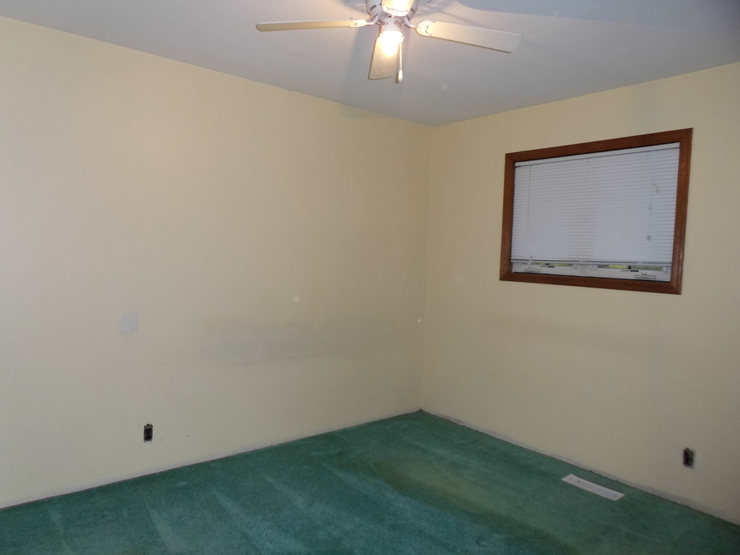 520 Redwood Road Bolingbrook, IL 60440 - Photo 11 of 18 an empty room with a chandelier fan