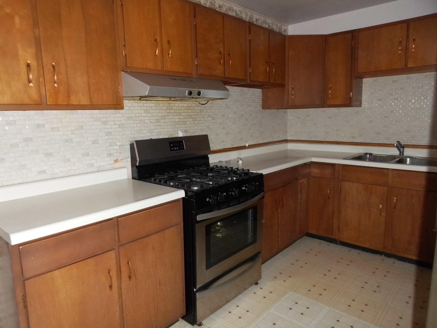 520 Redwood Road Bolingbrook, IL 60440 - Photo 3 of 18 a kitchen with a sink and cabinets