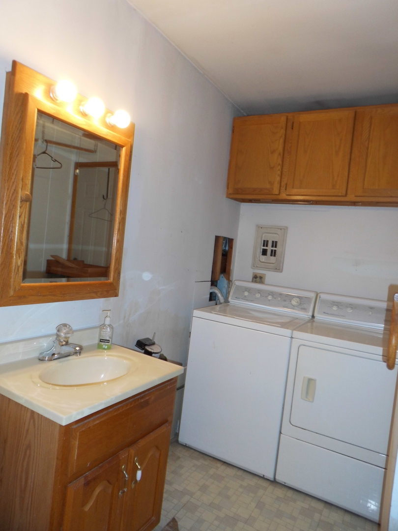 520 Redwood Road Bolingbrook, IL 60440 - Photo 9 of 18 a utility room with a sink washer and dryer