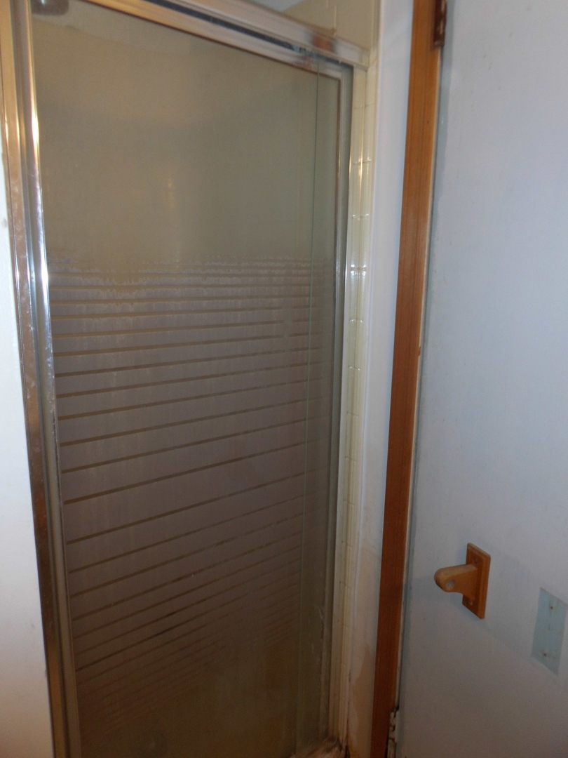 520 Redwood Road Bolingbrook, IL 60440 - Photo 10 of 18 a bathroom with a shower