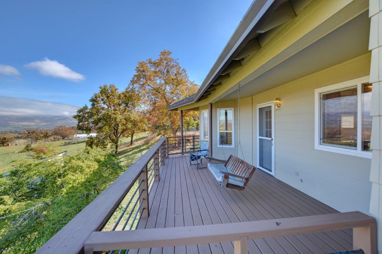 4400 Independence School Road Medford, OR 97501 - Photo 11 of 35 Private Deck off of Family Room/Kitchen