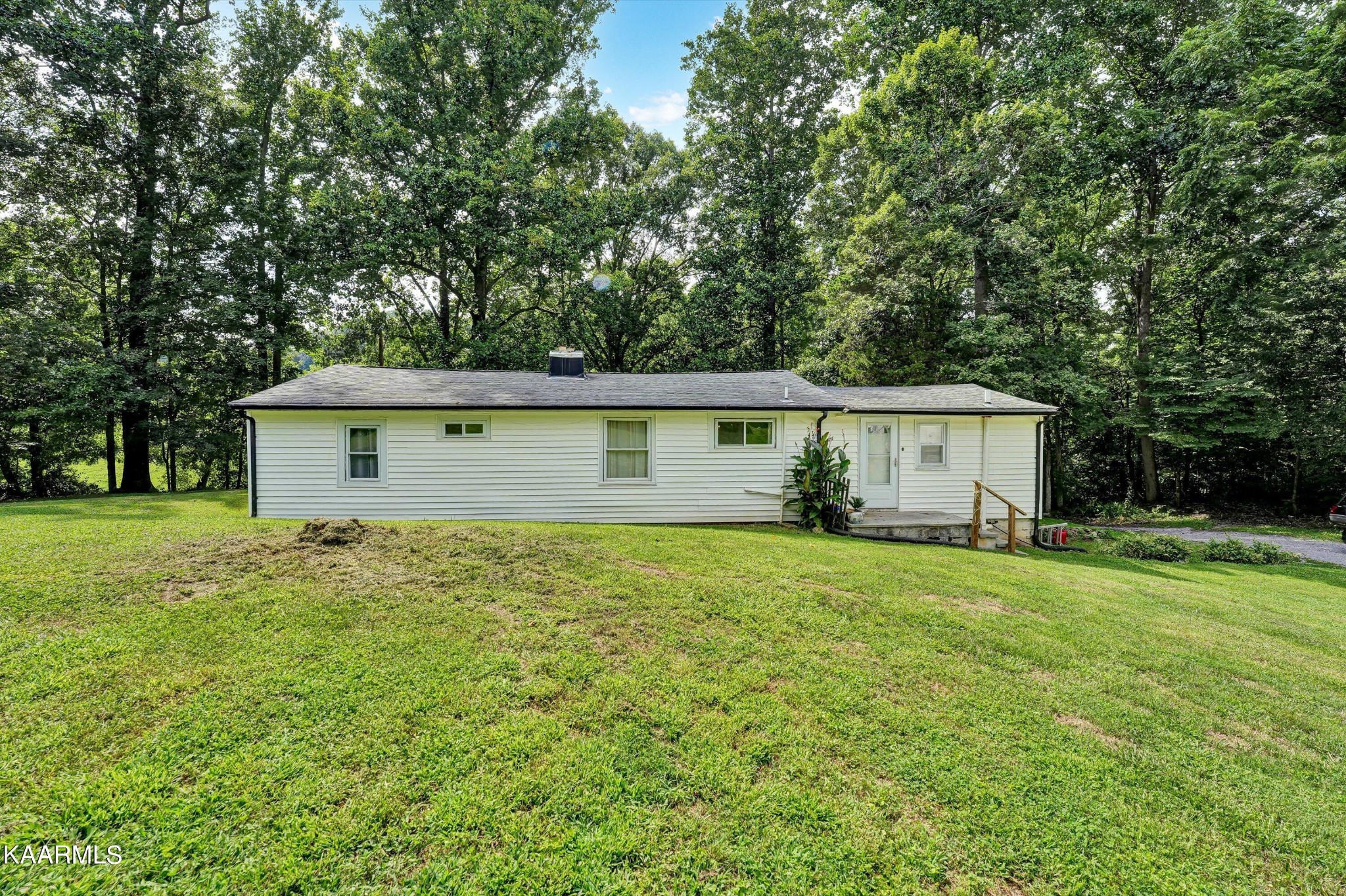 185 Moody Hollow Road Powell, TN 37849 - Photo 17 of 46 a front view of house with yard and green space