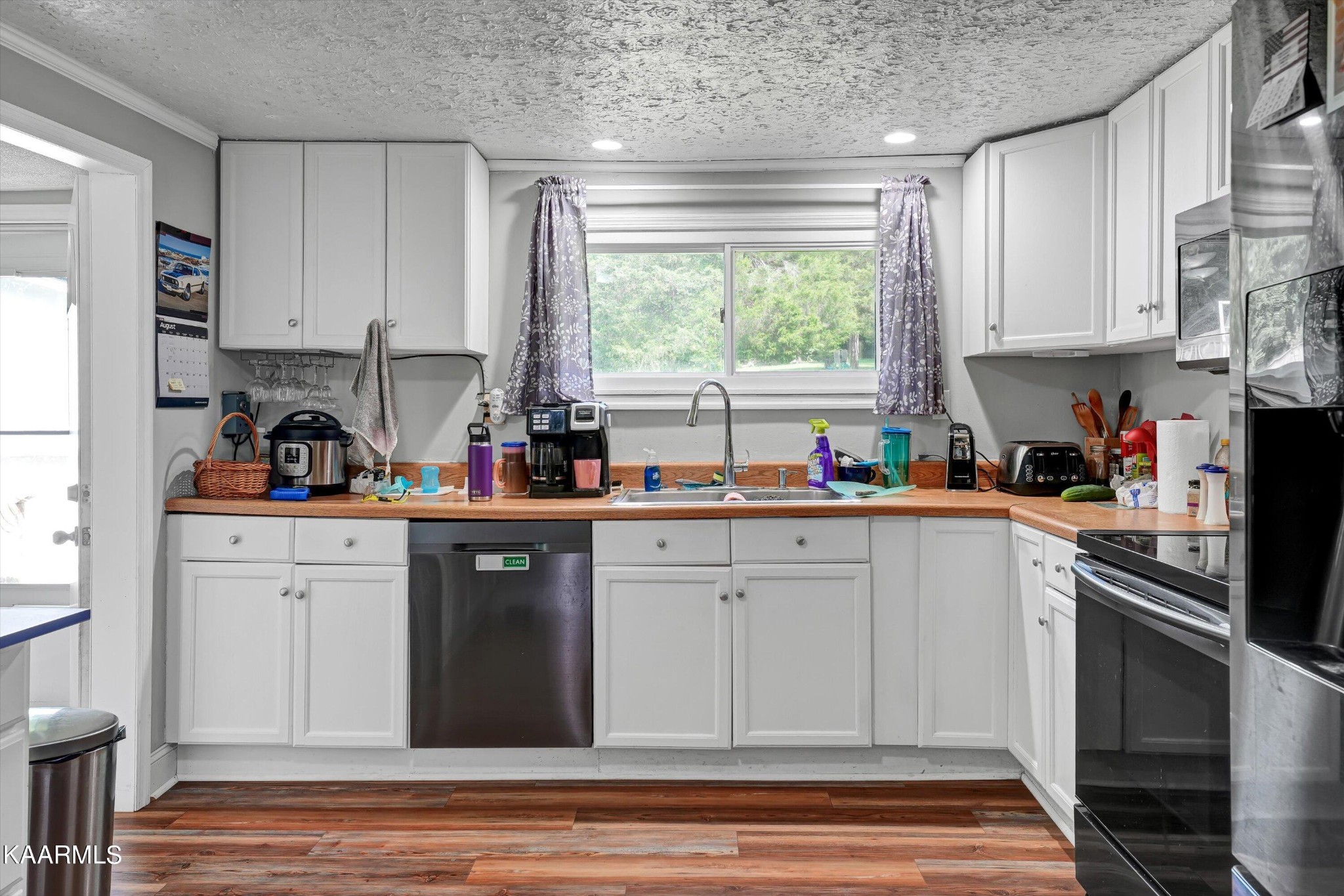 185 Moody Hollow Road Powell, TN 37849 - Photo 10 of 46 a kitchen with appliances cabinets and a sink