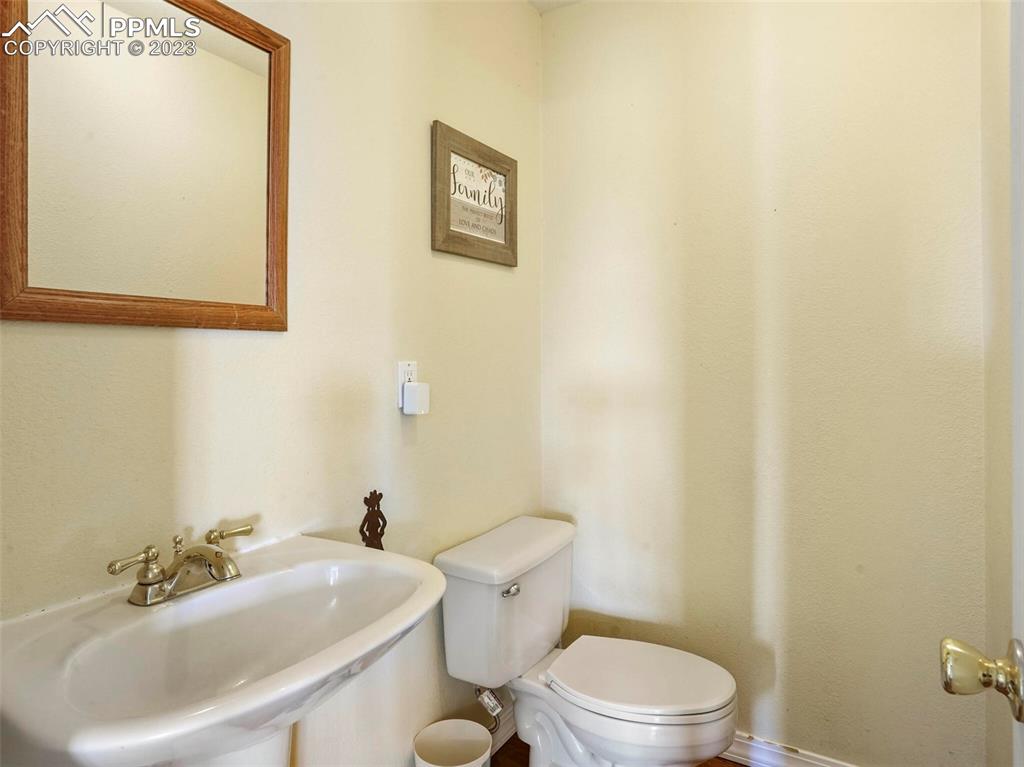 13550 Murphy Road Elbert, CO 80106 - Photo 20 of 42 a bathroom with a toilet a sink and mirror