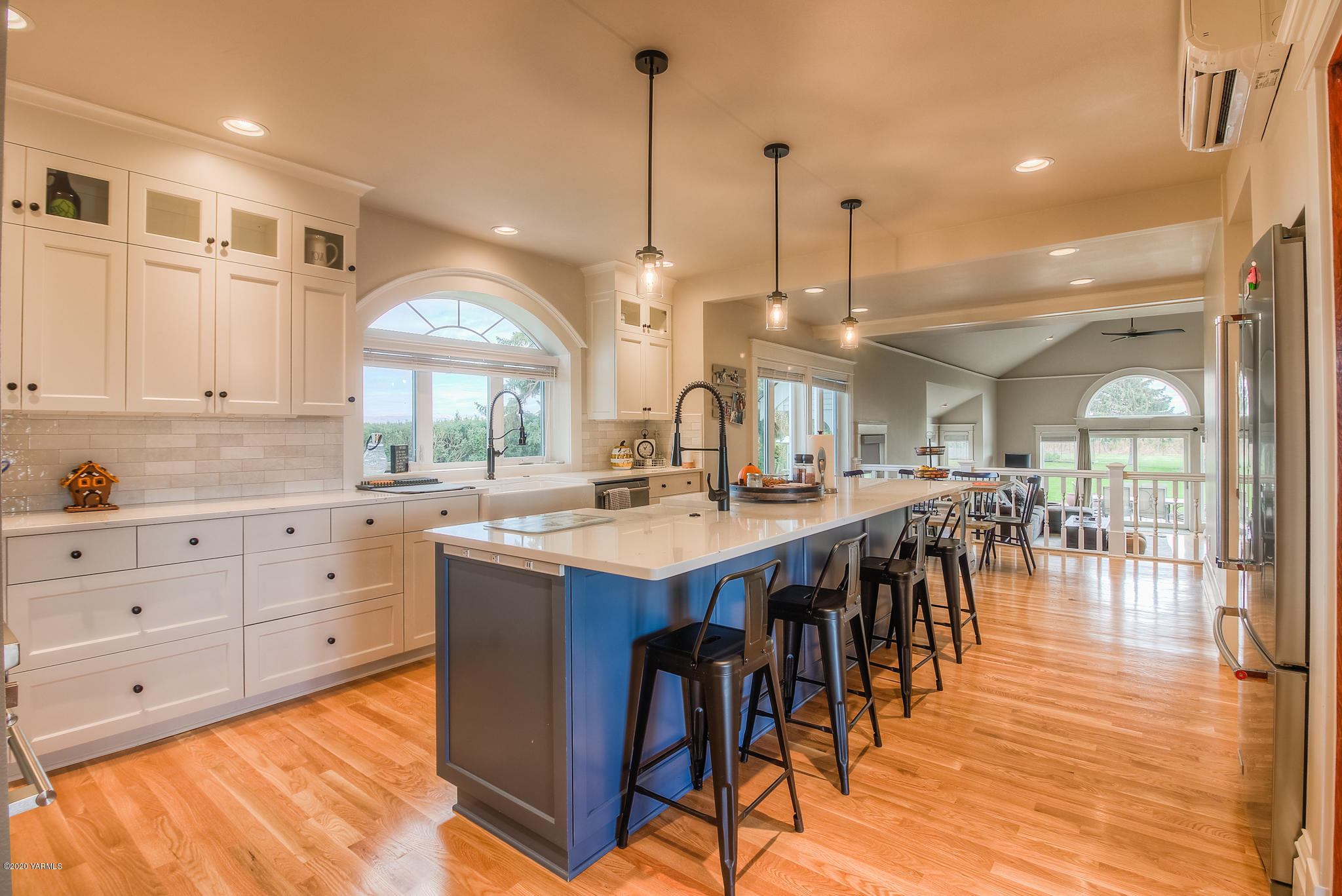 791 Becker Road Toppenish, WA 98948 - Photo 23 of 78 a large kitchen with lots of counter space and sink