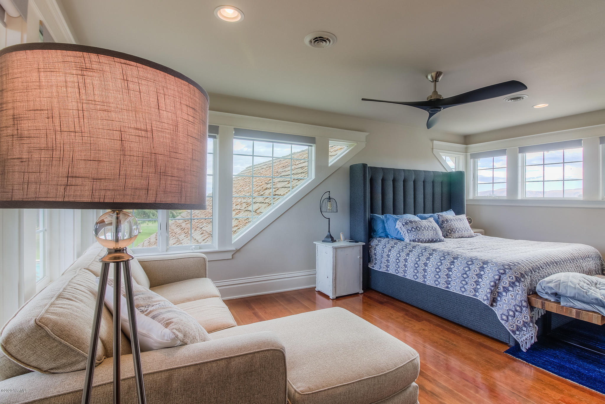 791 Becker Road Toppenish, WA 98948 - Photo 40 of 78 a living room with a bed furniture and a window