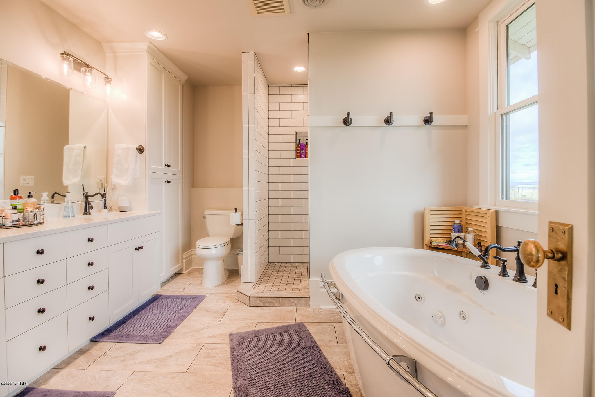 791 Becker Road Toppenish, WA 98948 - Photo 44 of 78 a bathroom with a tub sink and mirror