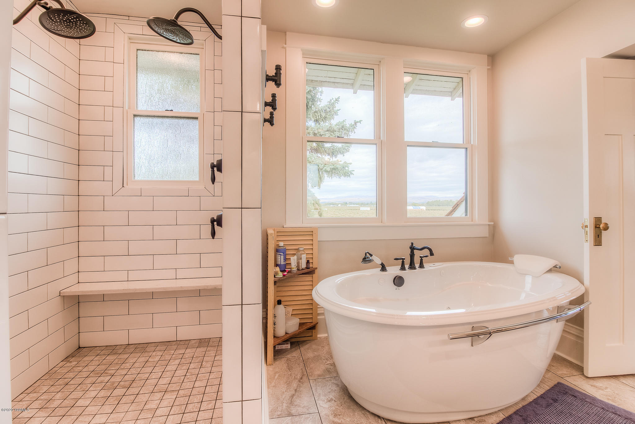 791 Becker Road Toppenish, WA 98948 - Photo 47 of 78 a bathroom with a sink and a bathtub