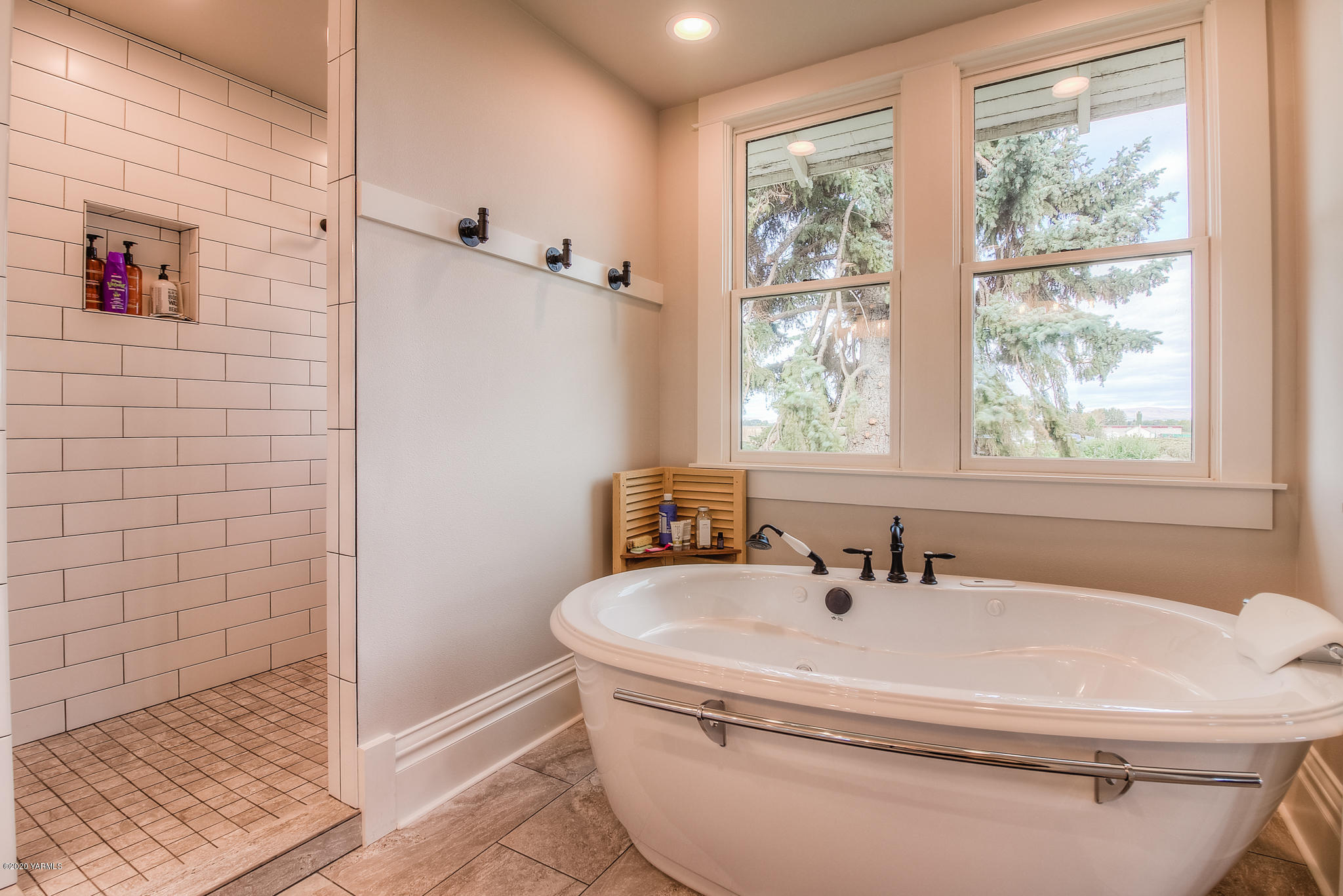 791 Becker Road Toppenish, WA 98948 - Photo 48 of 78 a bathroom with a sink a toilet and shower