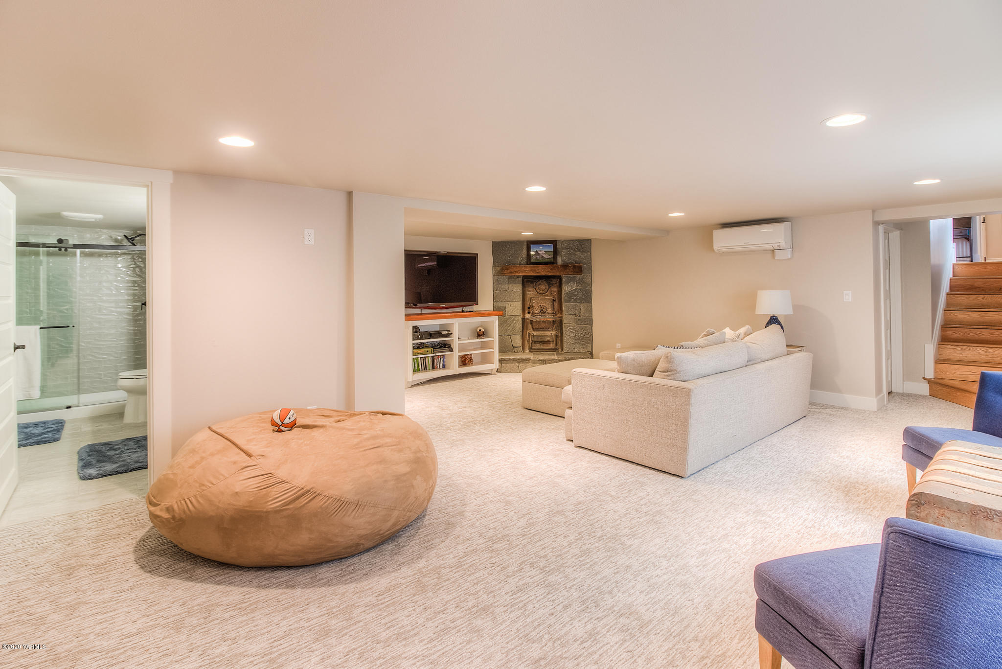 791 Becker Road Toppenish, WA 98948 - Photo 52 of 78 a living room with furniture and a flat screen tv