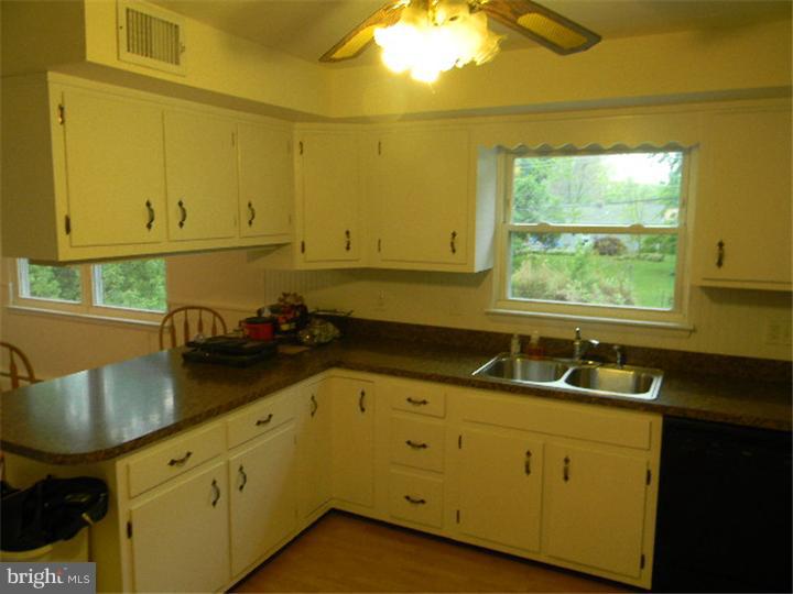 698 Mearns Road Warminster, PA 18974 - Photo 8 of 20 Kitchen