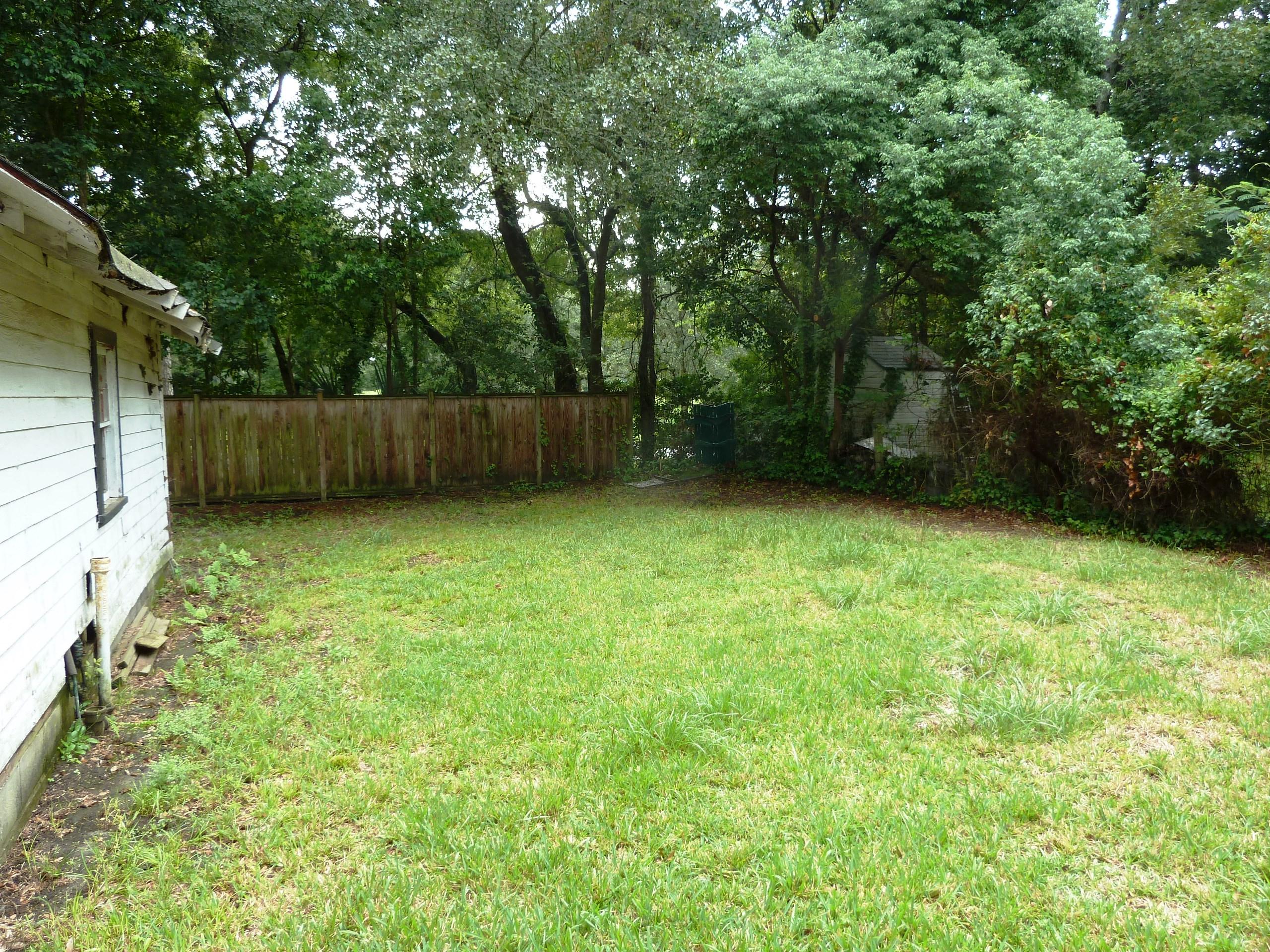 44 Colleton Drive Charleston, SC 29407 - Photo 4 of 18 44 Colleton-back yard 1