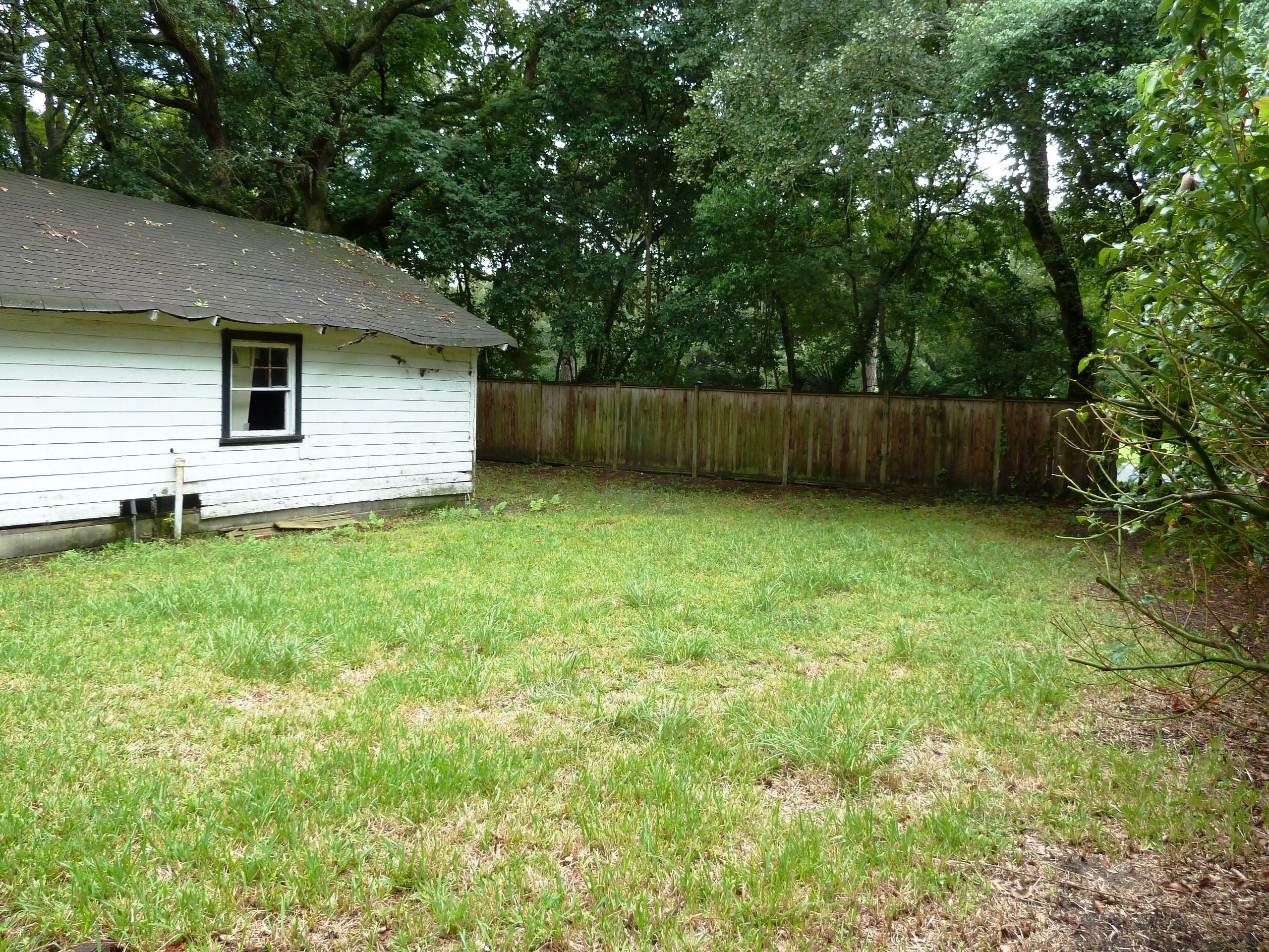 44 Colleton Drive Charleston, SC 29407 - Photo 5 of 18 44 Colleton-back yard 2