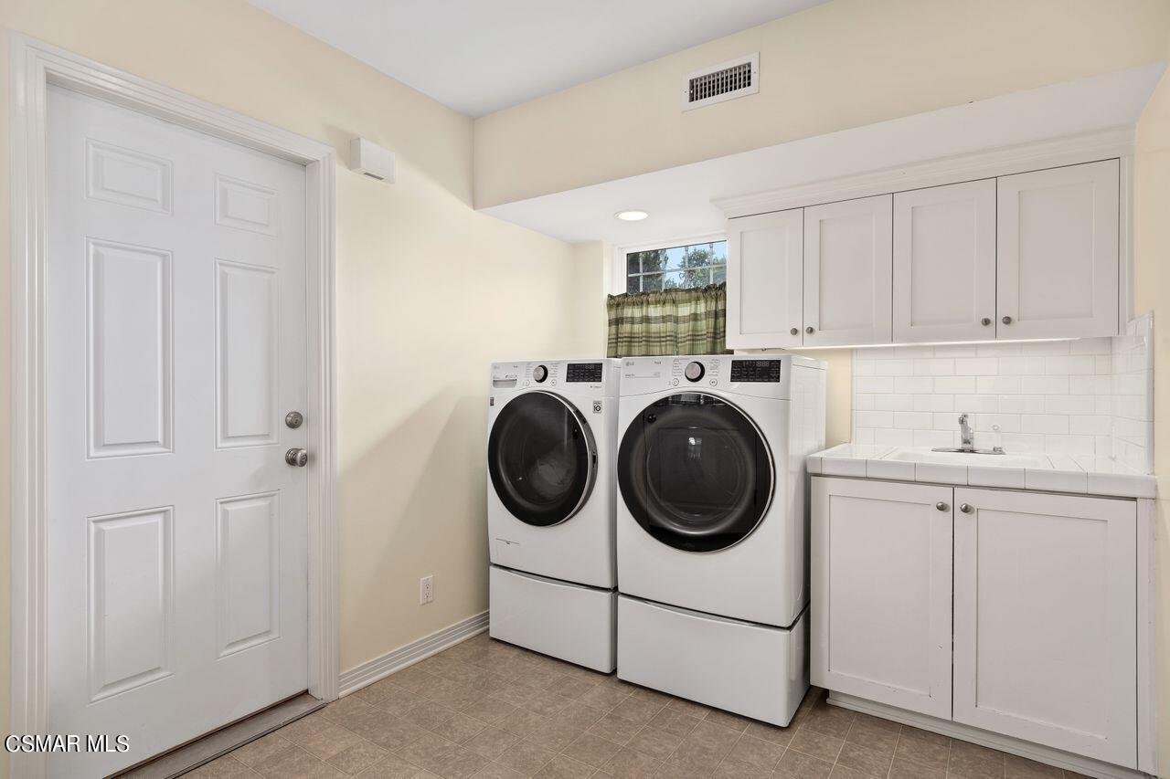11616 Clarkson Road Los Angeles, CA 90064 - Photo 17 of 34 a utility room with dryer and washer