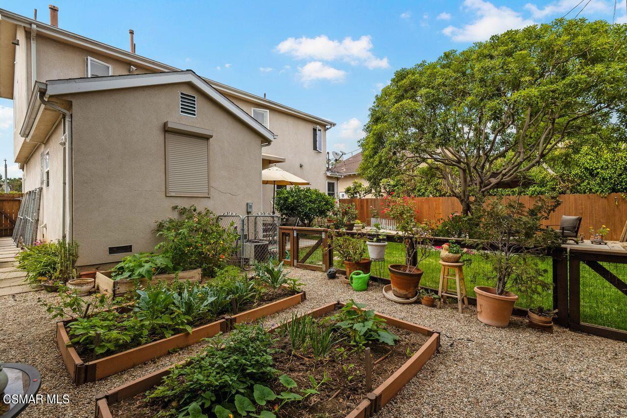 11616 Clarkson Road Los Angeles, CA 90064 - Photo 32 of 34 a backyard of a house with lots of green space