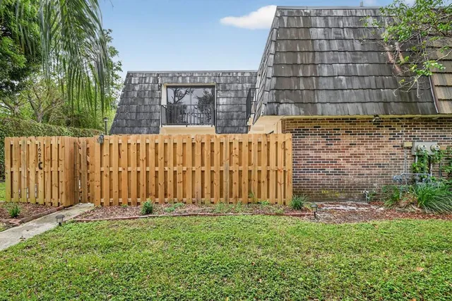 a view of a back yard