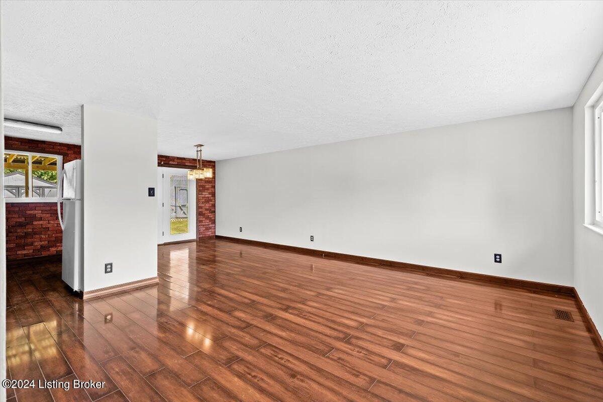 8220 Roseborough Road Louisville, KY 40228 - Photo 11 of 49 IMG_1573