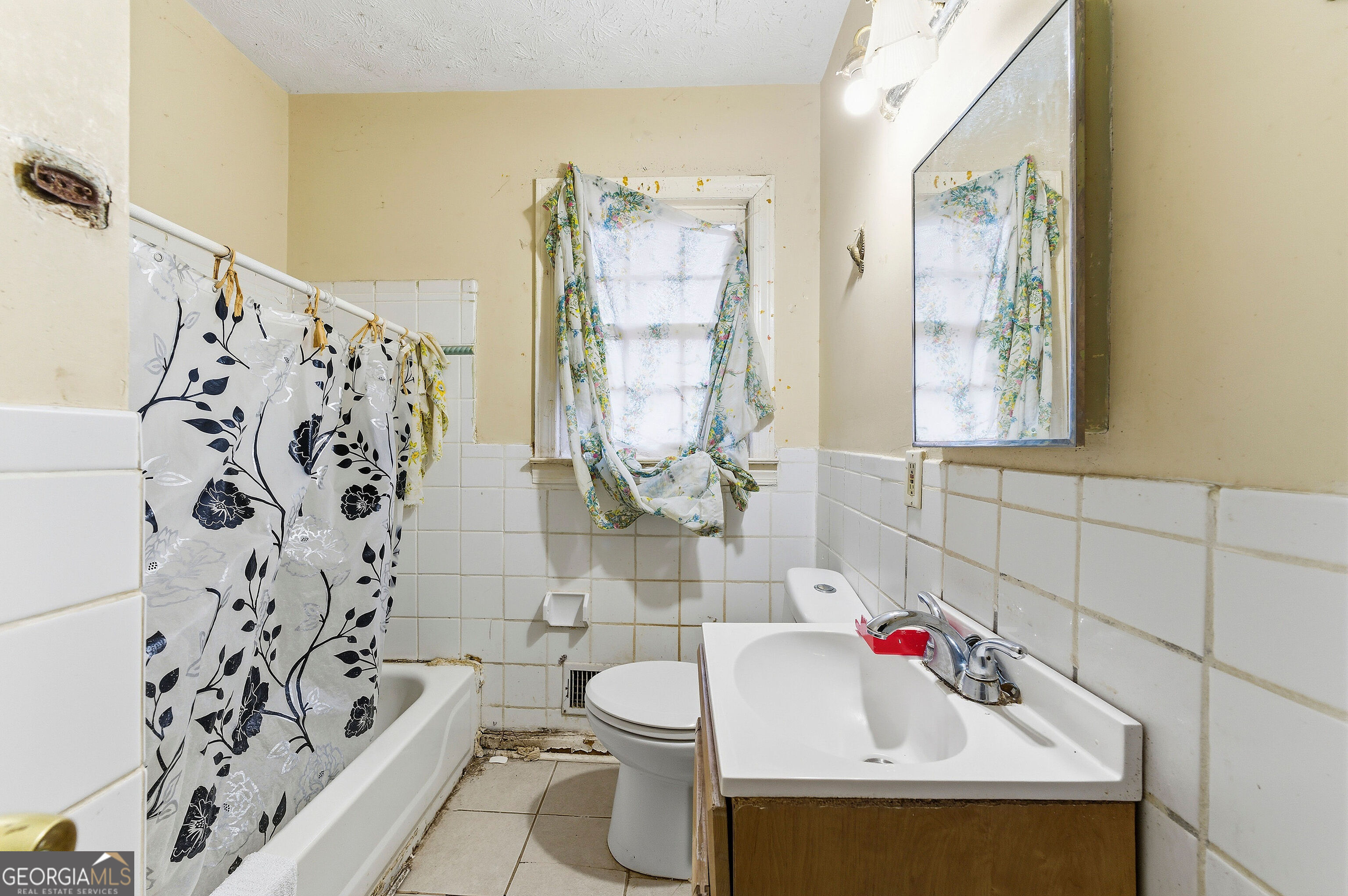 2848 Gresham Rd S East Atlanta, GA 30316 - Photo 6 of 20 a bathroom with a sink toilet and shower