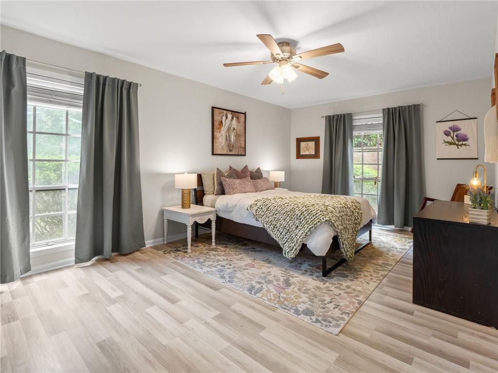 6851 Roswell Road, Unit H26 Atlanta, GA 30328 - Photo 12 of 49 a bedroom with a large bed and a window
