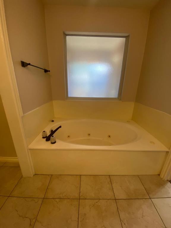 17804 Hillcrest Road Dallas, TX 75252 - Photo 12 of 18 Master bath tub