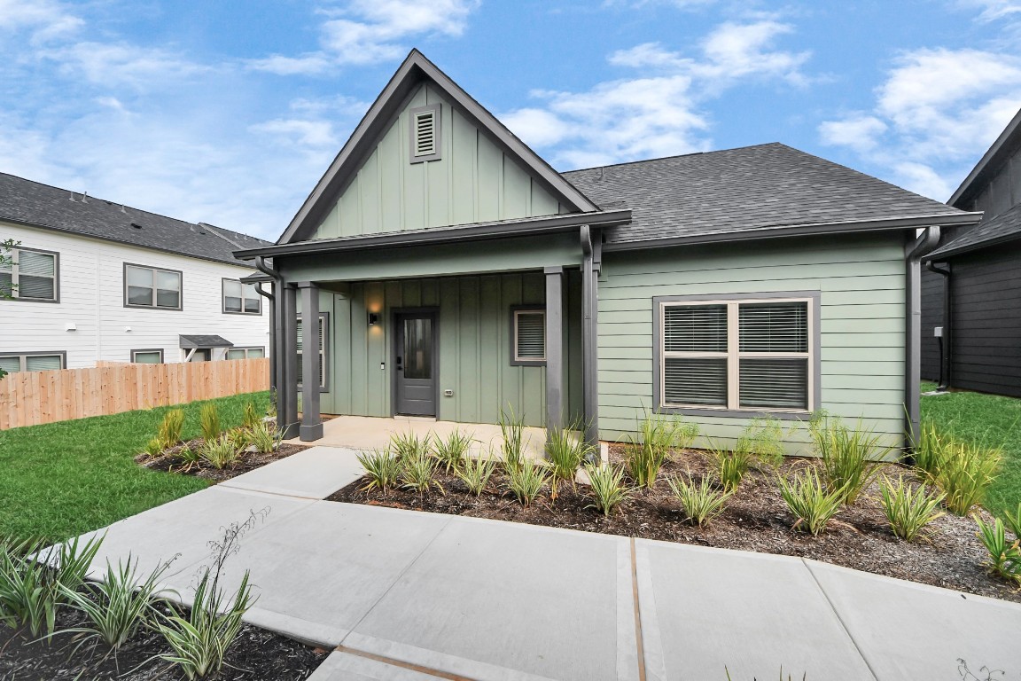 Welcome to an exclusive Gated Resort Style Community with a distinctive neighborhood feel that provides a maintenance free lifestyle.Nestled in Conroe offering Single Family Home-2 Bedrooms,2 baths, w/private back yard!