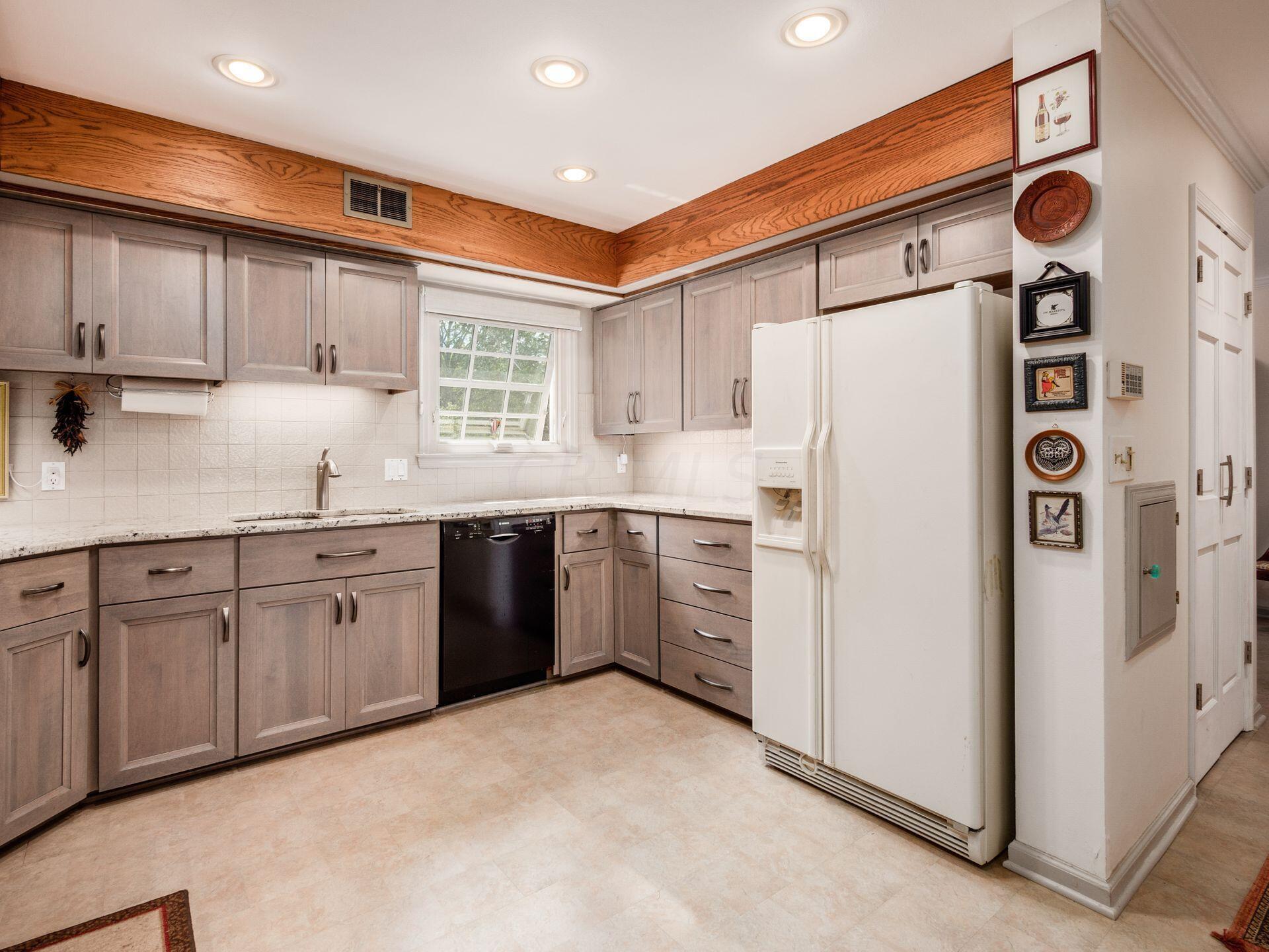 628 Old Farm Road Columbus, OH 43213 - Photo 22 of 71 Kitchen
