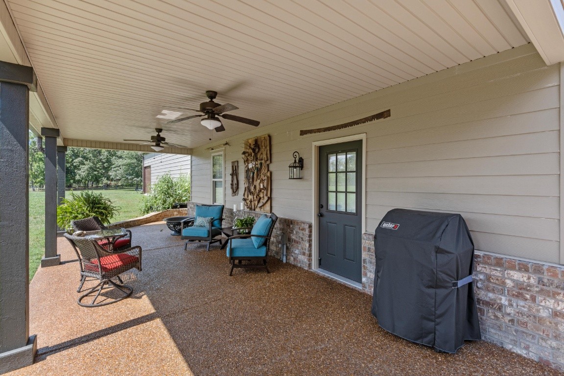 810 Burford Road Lebanon, TN 37087 - Photo 27 of 32 a living room with furniture and a large window