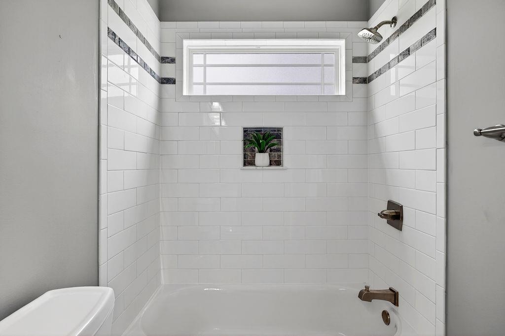 190 Montgomery Road Staunton, VA 24401 - Photo 33 of 46 a bathroom with a shower and a toilet