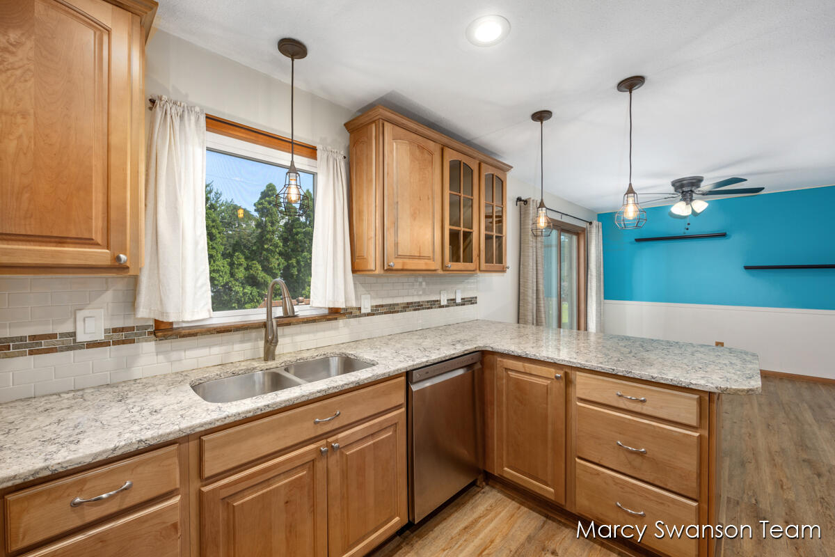 1506 Woodside Road Muskegon, MI 49441 - Photo 5 of 28 IMG_1004
