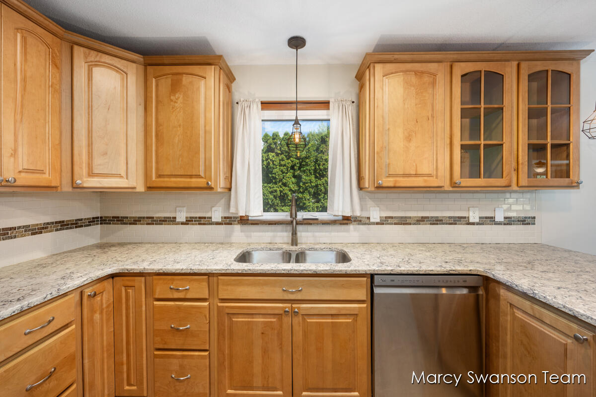 1506 Woodside Road Muskegon, MI 49441 - Photo 7 of 28 IMG_1006