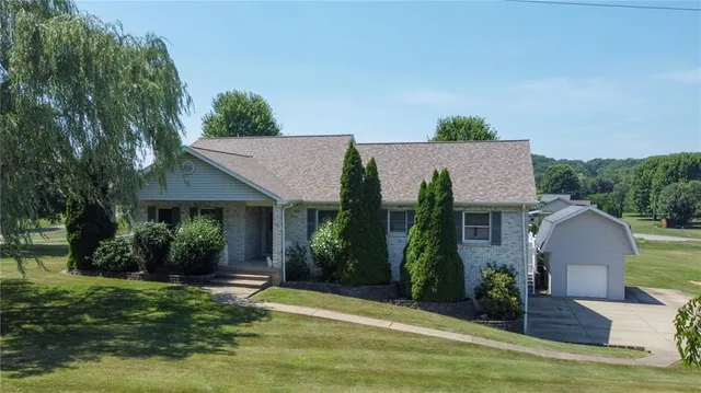 a view of a house with backyard and plants