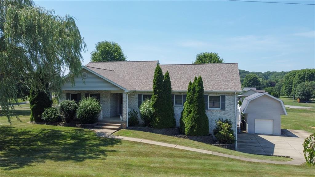 a view of a house with backyard and plants