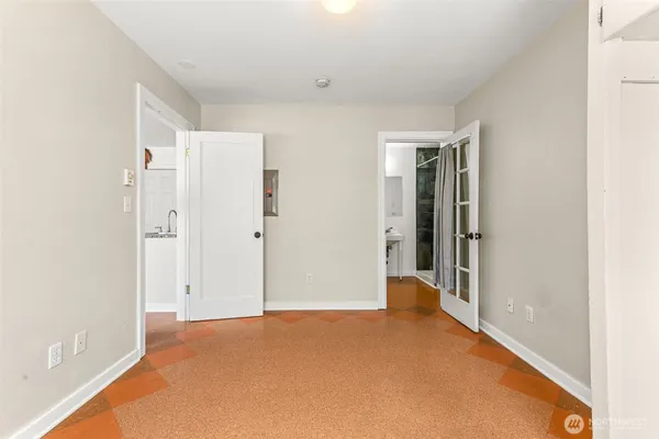 a view of a big room with closet and windows