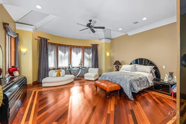 a view of a livingroom with a workspace