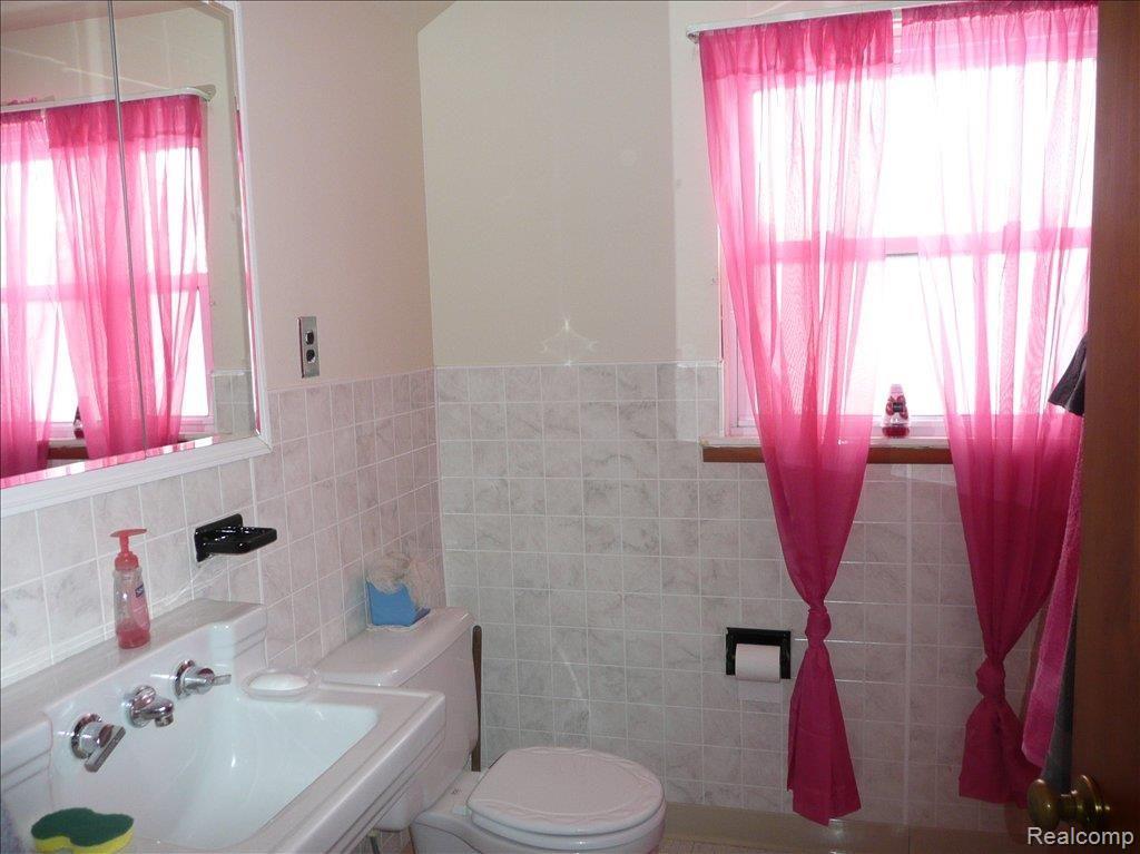 19459 Edinborough Road Detroit, MI 48219 - Photo 10 of 18 BATHROOM 2