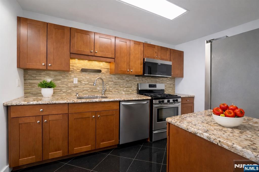 1203 River Road, Unit 19K Edgewater, NJ 07020 - Photo 10 of 20