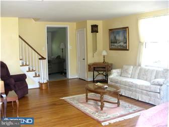 424 Alliston Road Springfield, PA 19064 - Photo 3 of 12 Living Room