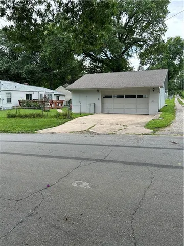 $199,500 | 1300 Cherokee Street, Leavenworth, KS 66048