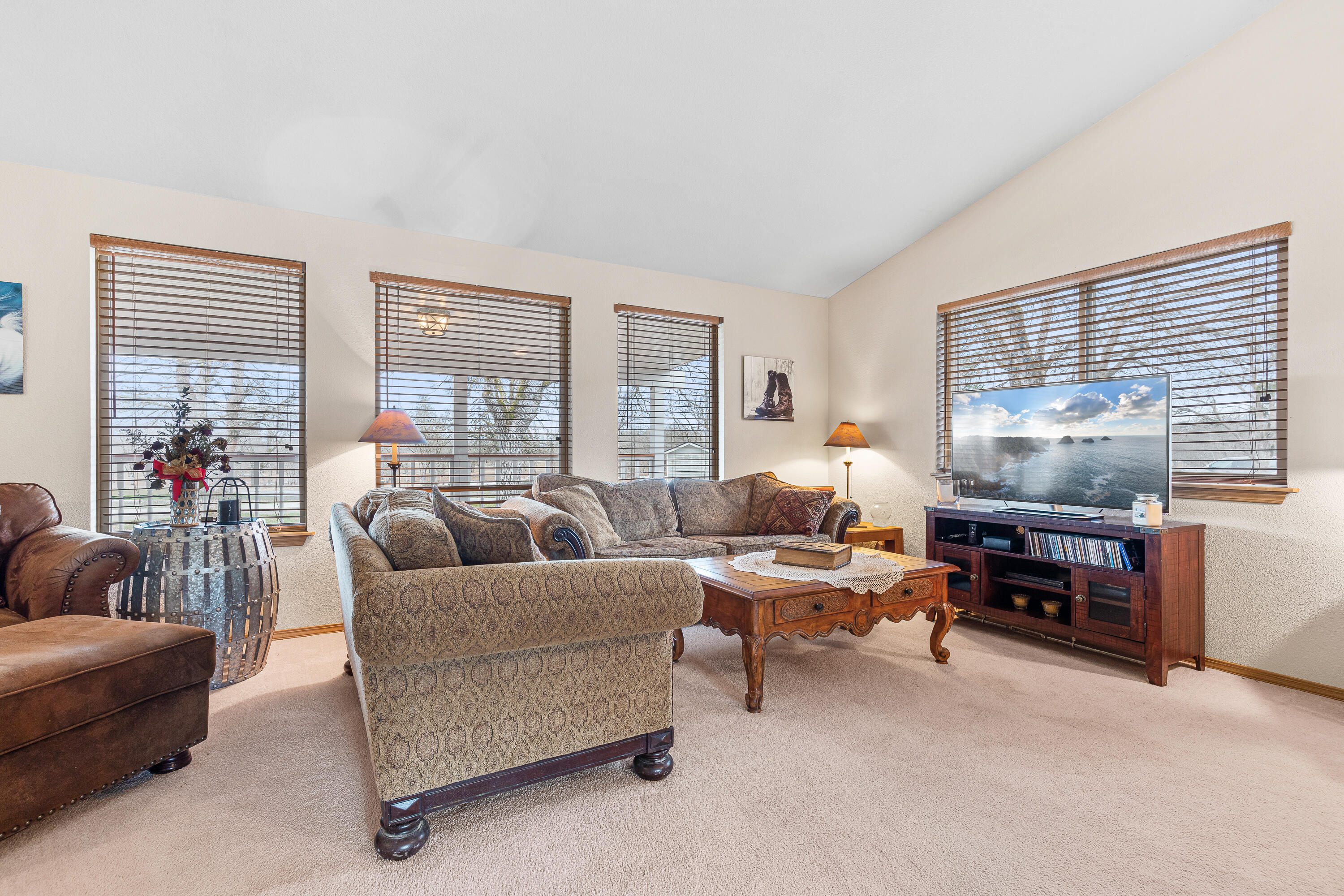11001 Meadows Road White City, OR 97503 - Photo 4 of 60 9R9A6257