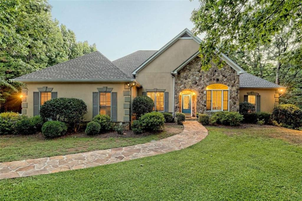 a view of a house with backyard and garden