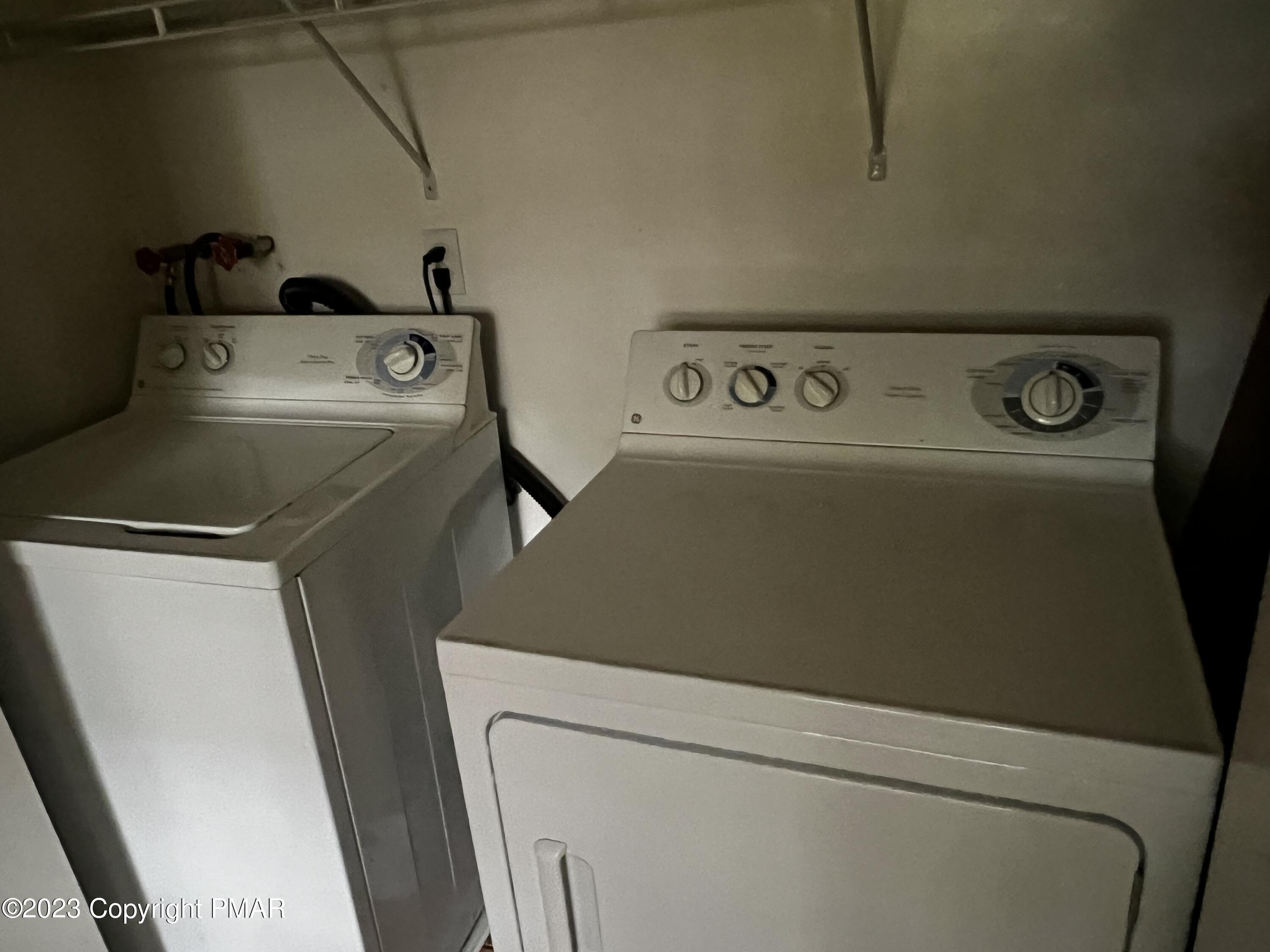 124 Saunders Drive Bushkill, PA 18324 - Photo 4 of 43 a utility room with dryer and washer