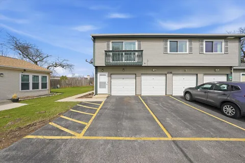 $2,395 | 238 Algonquin Court, Unit D, Bolingbrook, IL 60440