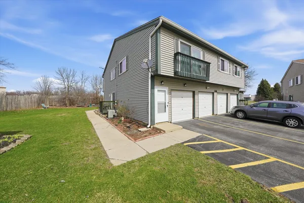 $2,395 | 238 Algonquin Court, Unit D, Bolingbrook, IL 60440