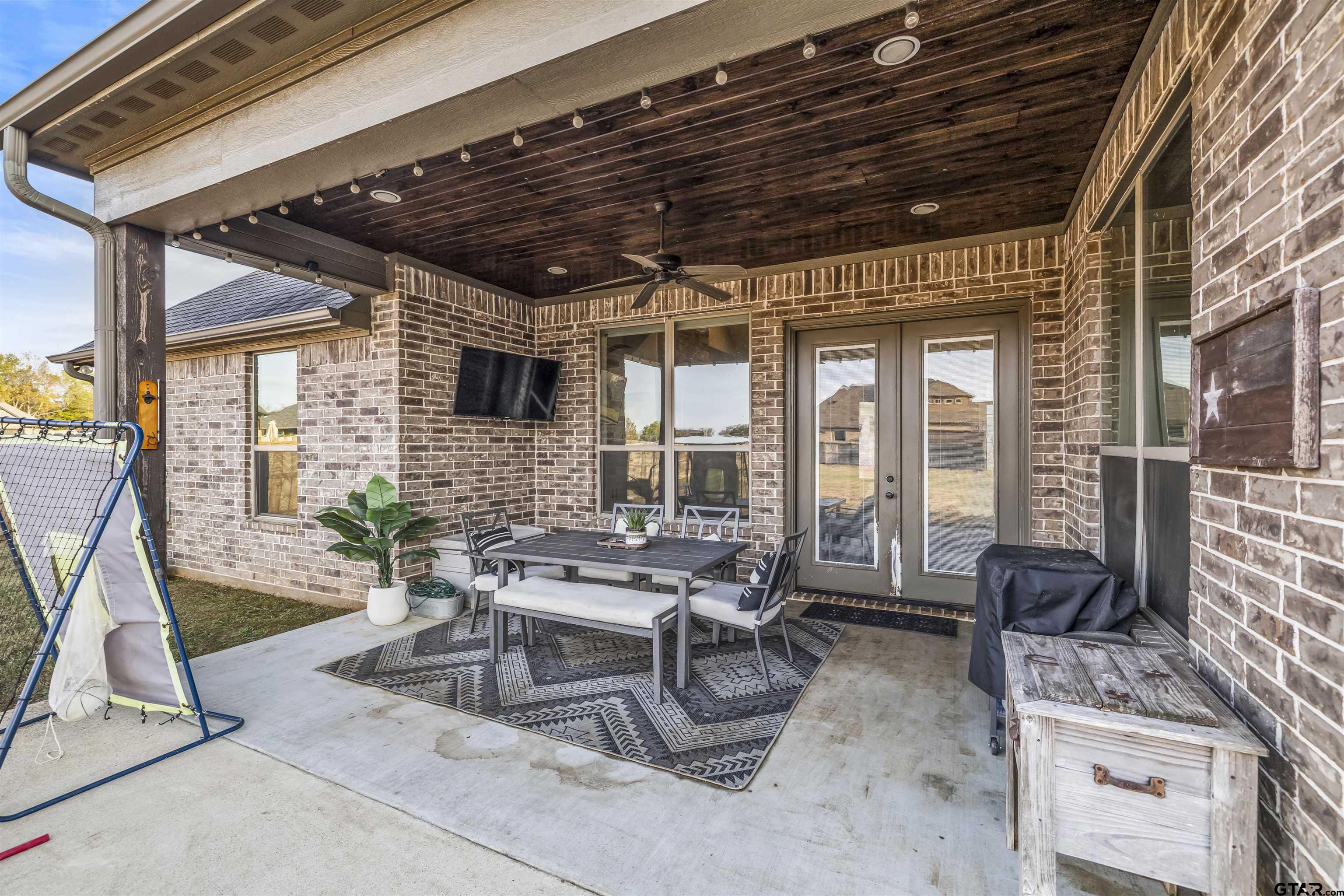 425 Coventry Street Bullard, TX 75757 - Photo 31 of 35 a patio with patio outdoor seating and livingroom