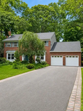 $949,999 | 1 Pia Court, Hauppauge, NY 11788