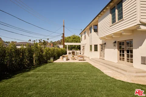 a view of a house with backyard and porch