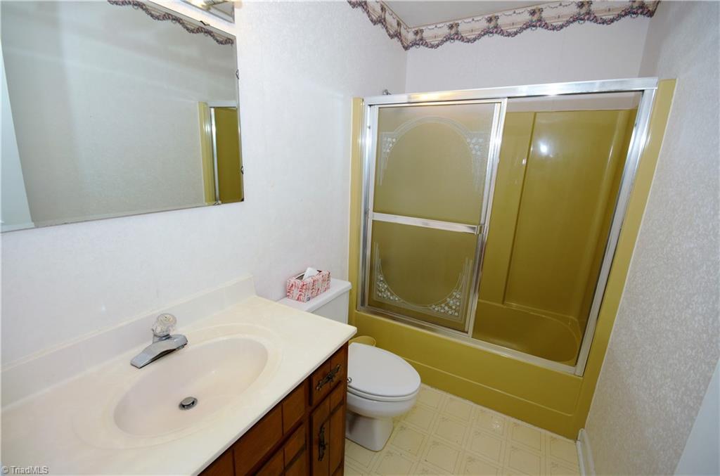 292 Anderson Road Eden, NC 27288 - Photo 19 of 30 Hall Bath